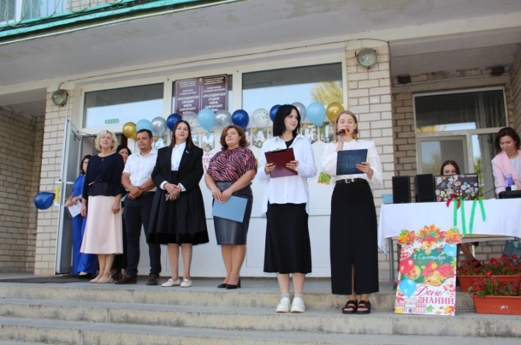 Член Совета Республики И.Толкачева приняла участие в торжественной линейке, посвященной Дню знаний, в Краснодворской средней школе Солигорского района