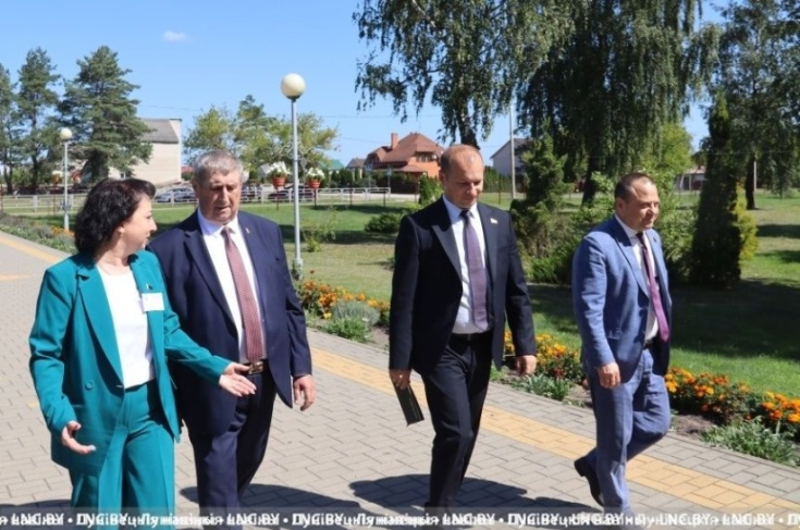 Член Совета Республики М.Русый оценил подготовку учреждений образования г. Лунинца к новому учебному году