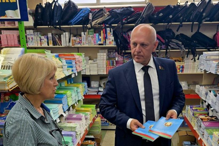 Член Совета Республики А.Жамойда провел мониторинг цен и ознакомился с ассортиментом школьных товаров в г. Лиде