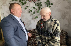 Член Совета Республики Ю.Васильцов поздравил с праздником Великой Победы бывших малолетних узников фашистских концлагерей