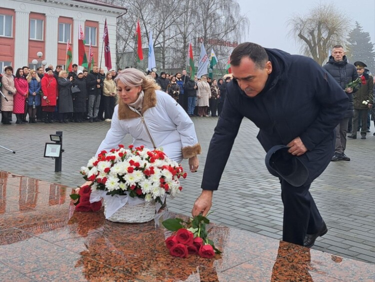 Александр Карпицкий вместе с руководством района, трудовыми коллективами и общественностью возложил цветы к братской могиле воинов-освободителей в городе Жабинка
