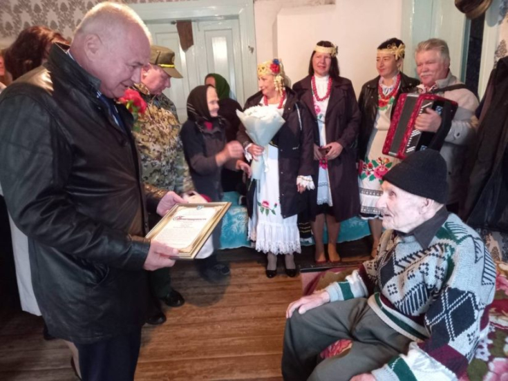Член Совета Республики Г.Протосовицкий поздравил участника Великой Отечественной войны со 102-летием