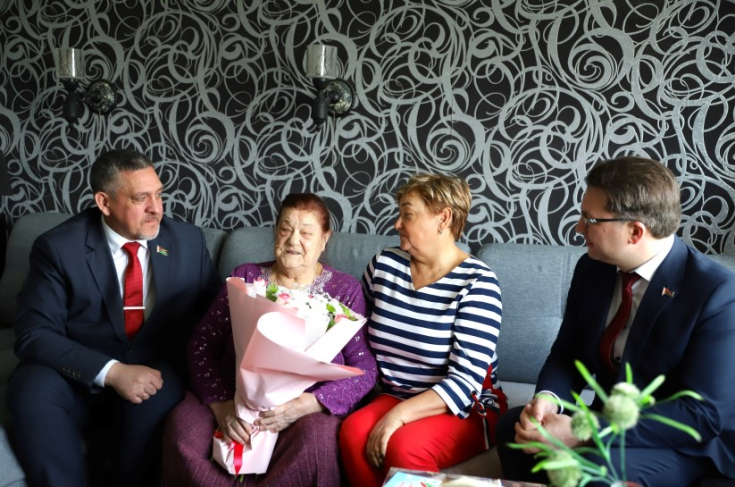 А.Новиков встретился с узницей фашистского концлагеря Варварой Филончик в рамках акции «Живой рассказ»