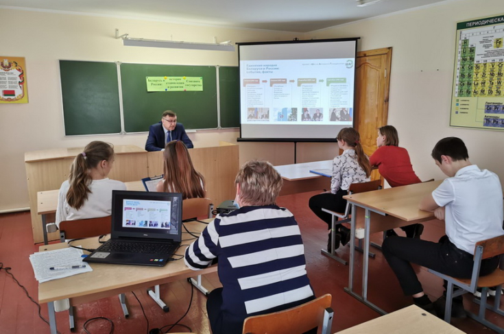 Член Совета Республики А.Шолтанюк провел встречу с учащимися в рамках проекта «ШАГ»