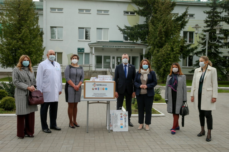А.Исаченко совместно со страновой командой ООН в Беларуси передал
бесконтактные термометры родильным домам Минской области