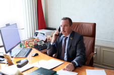Член Совета Республики В.Ананич провел прямую телефонную линию