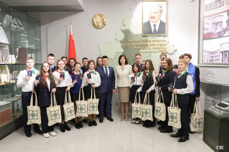 Наталья Кочанова вручила паспорта молодым гражданам Республики Беларусь
