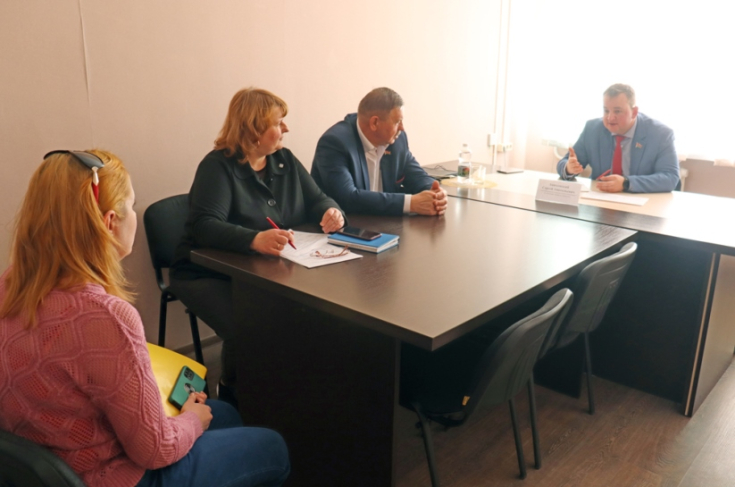 Член Совета Республики С.Анюховский провел личный прием граждан в г. Чаусы