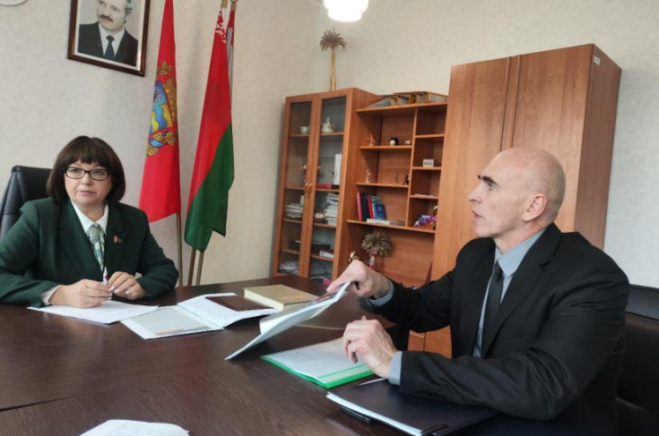 Дресс-код для школьниц, плейлист для выпускных балов - эти и другие вопросы в центре внимания парламентария