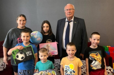 
Член Совета Республики А.Багель принял
участие в благотворительной акции
«Соберем школьный портфель»
