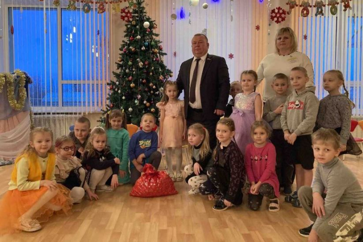 С ЗАБОТОЙ И НОВОГОДНИМИ ПОДАРКАМИ