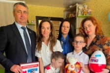 Член Совета Республики О.Жингель в канун Пасхи посетил семью, воспитывающую двоих детей с инвалидностью