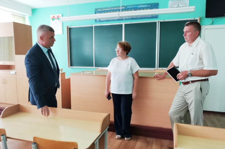 Член Совета Республики А.Неверов посетил учебные заведения г. Добруша