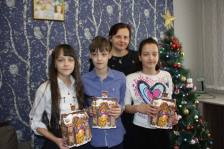 Член Совета Республики Е.Серафинович поздравила с новогодними праздниками многодетную семью