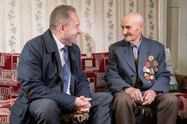 Член Совета Республики Ю.Наркевич поздравил участника Великой Отечественной войны с праздниками