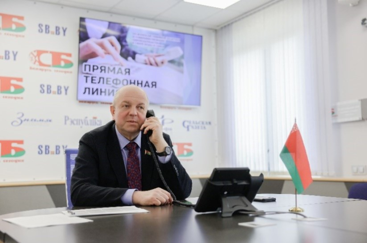 8 октября 2025 г. заместитель председателя Постоянной комиссии Совета Республики по международным делам и национальной безопасности Дмитрий Жук провел прямую телефонную линию по вопросам семейной политики.