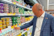 Член Совета Республики В.Байко провел мониторинг цен на социально значимые товары в торговых центрах г. Гродно