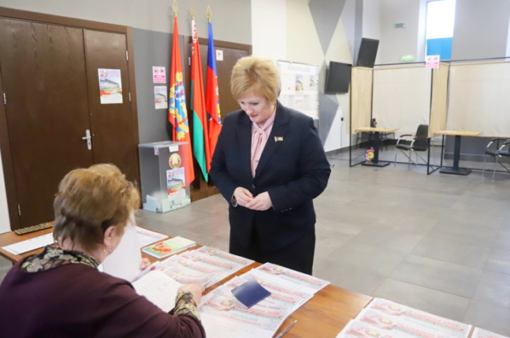 Член Совета Республики Н.Якубицкая досрочно проголосовала на выборах Президента Республики Беларусь