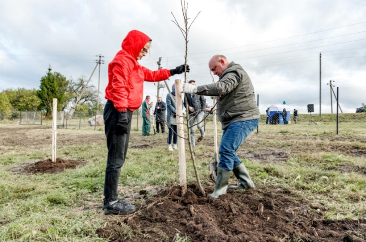 Член Совета Республики Д.Демидов принял участие в закладке яблоневого сада в Россонах