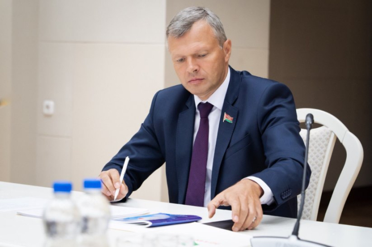 Член Совета Республики О.Романов принял участие в прямой телефонной линии
