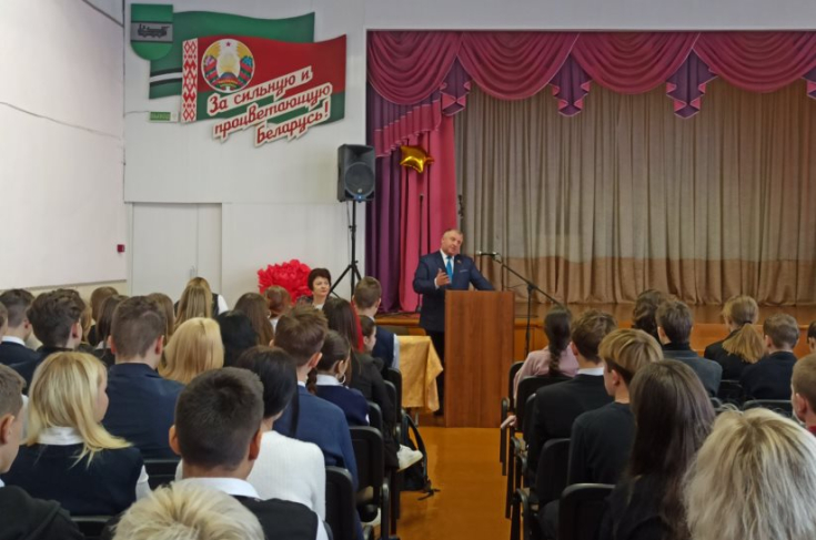 Член Совета Республики О.Дьяченко провел информационную встречу с учащимися Осиповичской школы