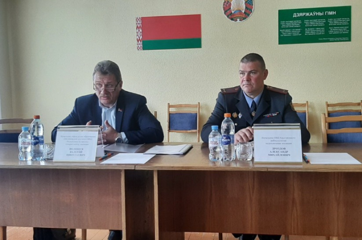 Член Совета Республики В.Полищук выступил перед сотрудниками Круглянского отдела внутренних дел