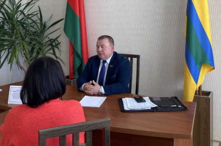 Член Совета Республики Ю.Васильцов провел прямую телефонную линию и личный прием граждан