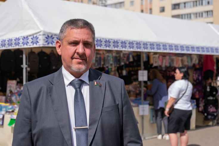 Член Совета Республики Беларусь А.Новиков провел мониторинг цен и ассортимента школьной одежды на Центральном рынке города Гомеля