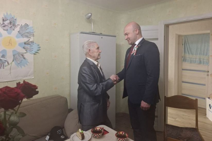 Член Президиума Совета Республики Роман Бродов в рамках акции «Совет Республики – с благодарностью ветеранам» поздравил ветерана Великой Отечественной Войны, труженика тыла