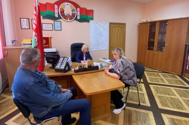 Член Совета Республики Е.Стальбовская провела выездной личный прием граждан и прямую телефонную линию в аг. Обухово