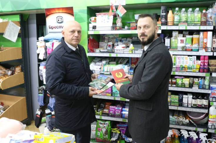 Член Совета Республики А.Жамойда посетил сельские магазины в Лидском районе