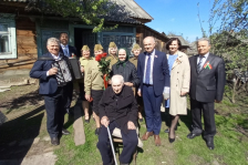 Член Совета Республики Г.Протосовицкий посетил на дому и поздравил с 77-й годовщиной Победы ветерана Великой Отечественной войны Александра Ивановича Михлюка