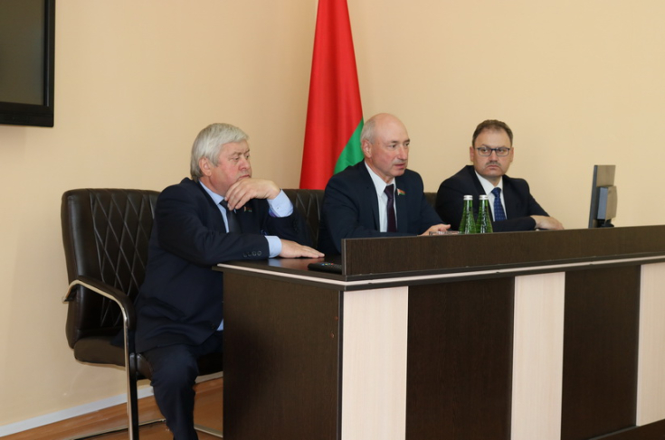 Член Совета Республики В.Матвеев встретился
с трудовым коллективом