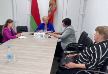 Елена Журавлёва провела личный прием граждан и прямую телефонную линию в Клецком районе
