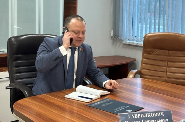 Член Совета Республики Э.Гаврилкович провел прямую телефонную линию