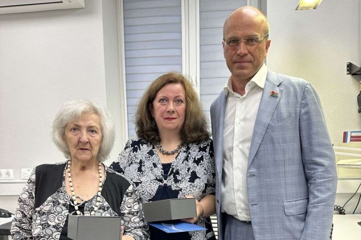 Член Совета Республики В.Байко передал слуховой аппарат для женщины-инвалида