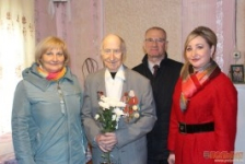 Член Совета Республики Э.Сороко поздравила с Днем Победы бывшего узника Озаричского лагеря смерти