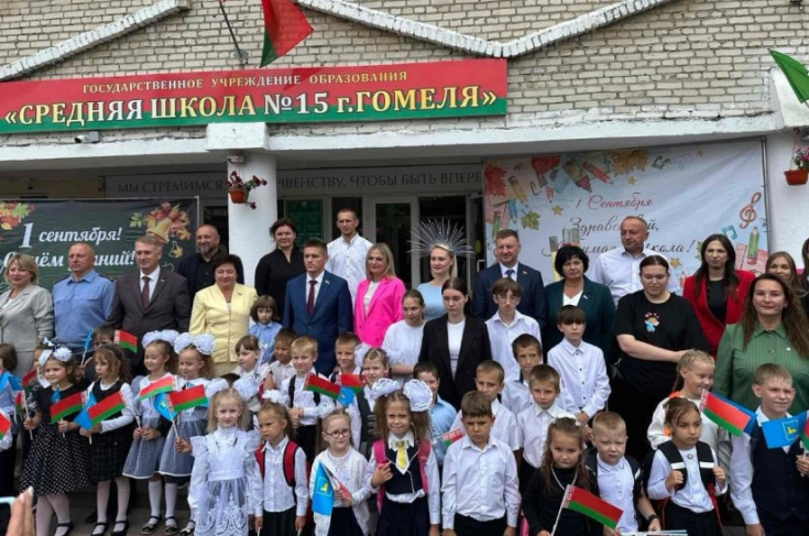 Член Совета Республики А.Смоляк вручила школьные портфели первоклассникам Гомеля