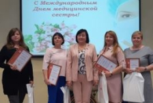 Член Совета Республики А.Смоляк вручила награды и подарки медсестрам в Гомеле