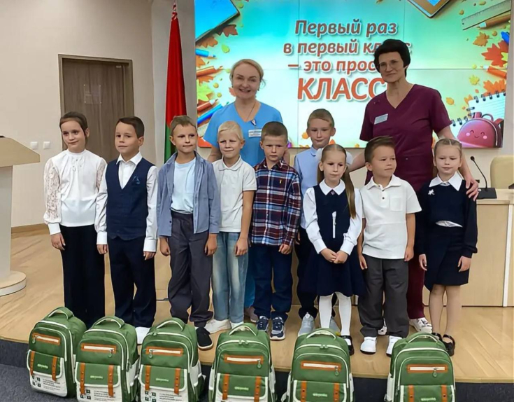 Ирина Абельская вручила будущим первоклассникам портфели