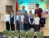 Ирина Абельская вручила будущим первоклассникам портфели