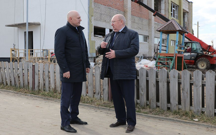 Андрей Жамойда в ходе рабочей поездки в Дятловский район провел мониторинг реконструкции физкультурно-оздоровительного комплекса в г. Дятлово