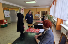 
Член Совета Республики К.Капуцкая посетила с целью
мониторинга избирательные участки для голосования 
в Молодечно
