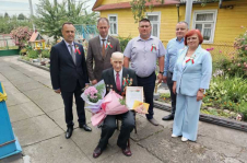 Член Совета Республики П.Ошурик поздравил ветерана Великой Отечественной войны Горбачика Антона Антоновича.