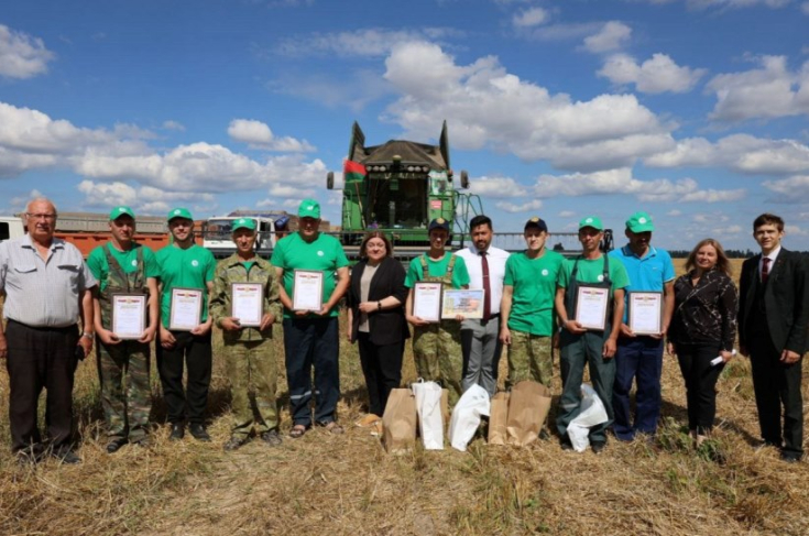 Член Совета Республики А.Багель поздравил передовиков уборочной кампании