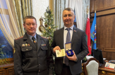 Член Совета Республики О.Жингель
награжден нагрудным знаком Департамента охраны МВД
