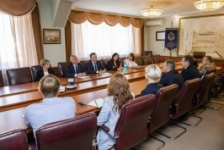 Член Совета Республики О.Романов встретился с представителями Ташкентского финансового института