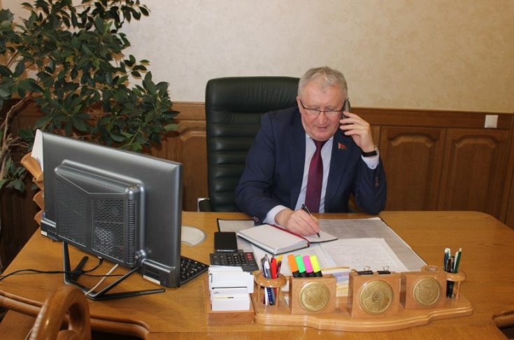 Член Совета Республики В.Маркевич провел «прямую телефонную линию»