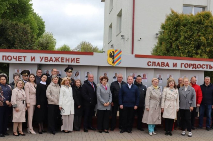 Член Совета Республики Е.Журавлёва приняла участие в торжественном открытии обновленной доски Почета