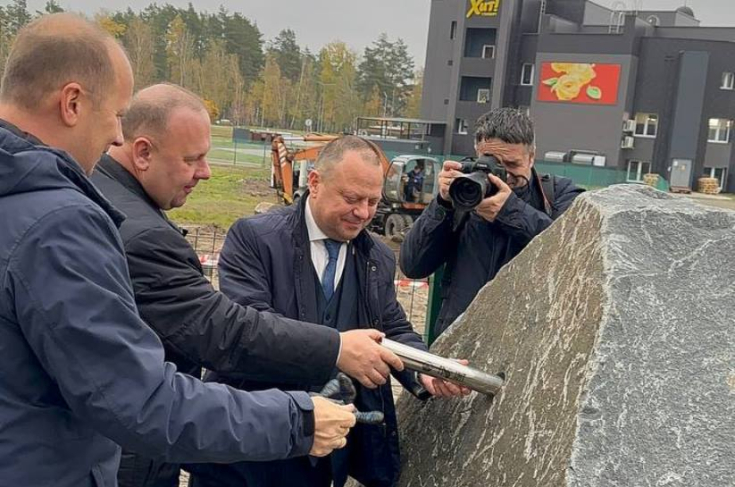 Член Совета Республики Э.Гаврилкович принял участие в торжественной церемонии закладки капсулы времени потомкам при строительстве многоквартирного жилого дома в г. Микашевичи.